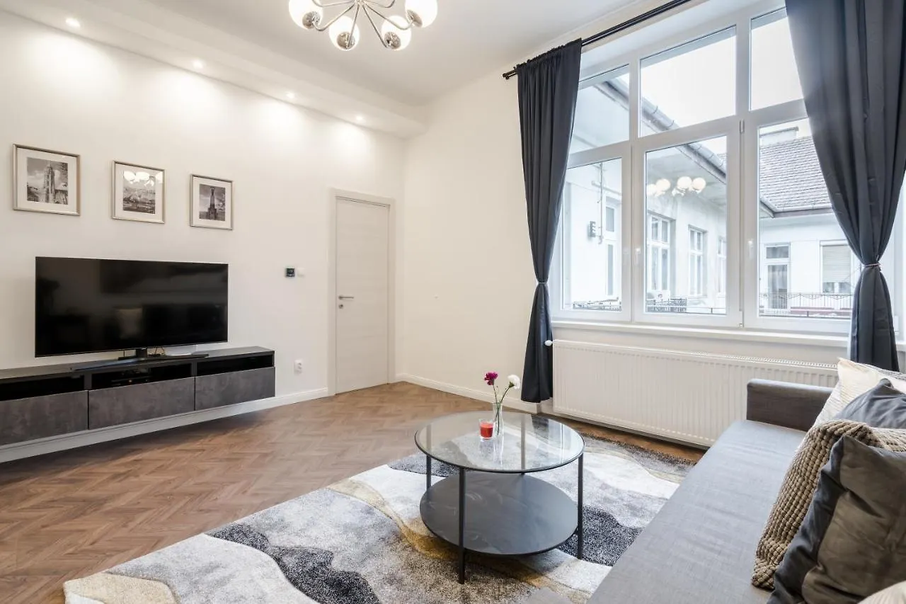 Bpr Sirius Suite With A/C Budapest